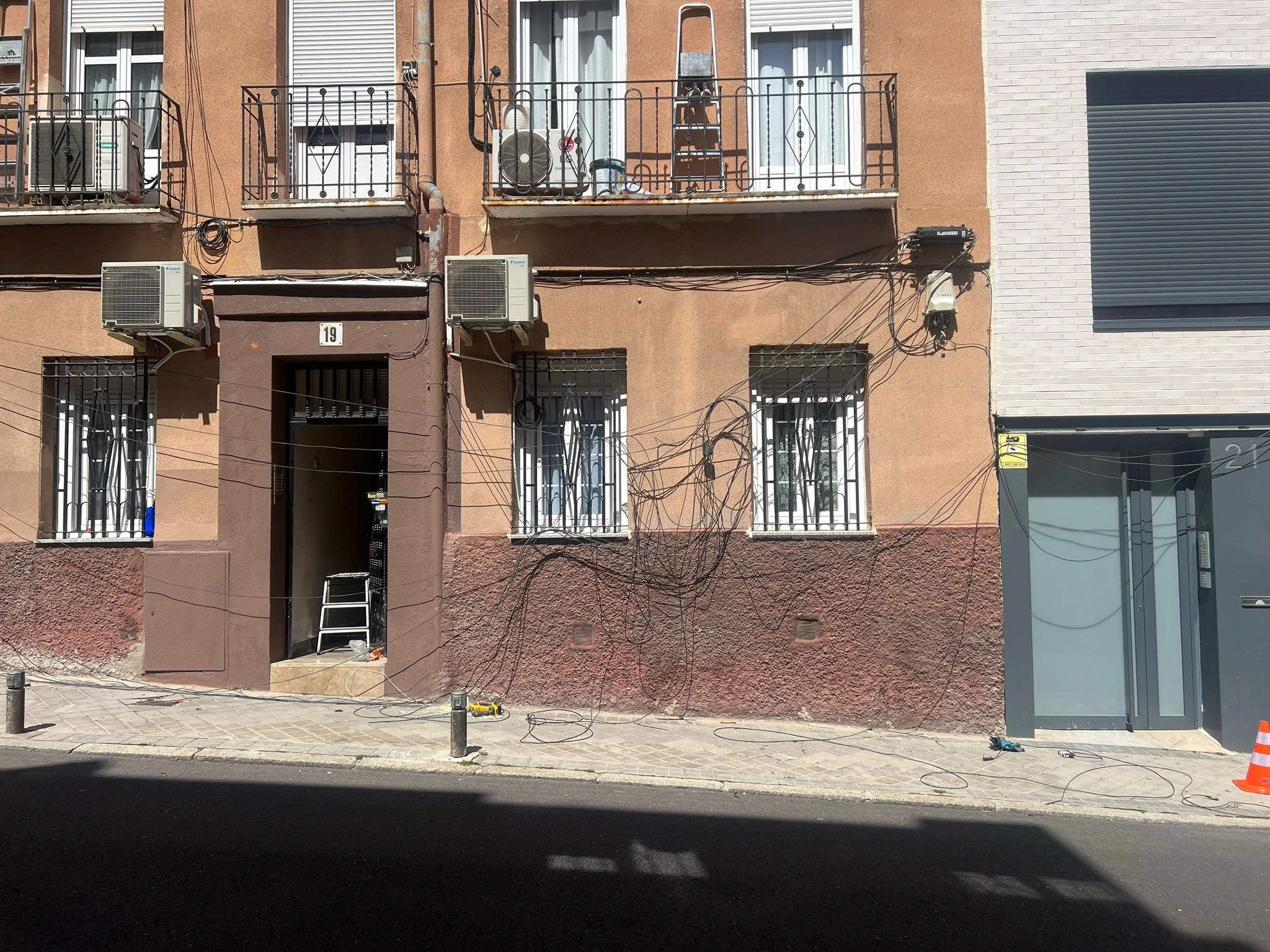 Cableado desordenado en fachada