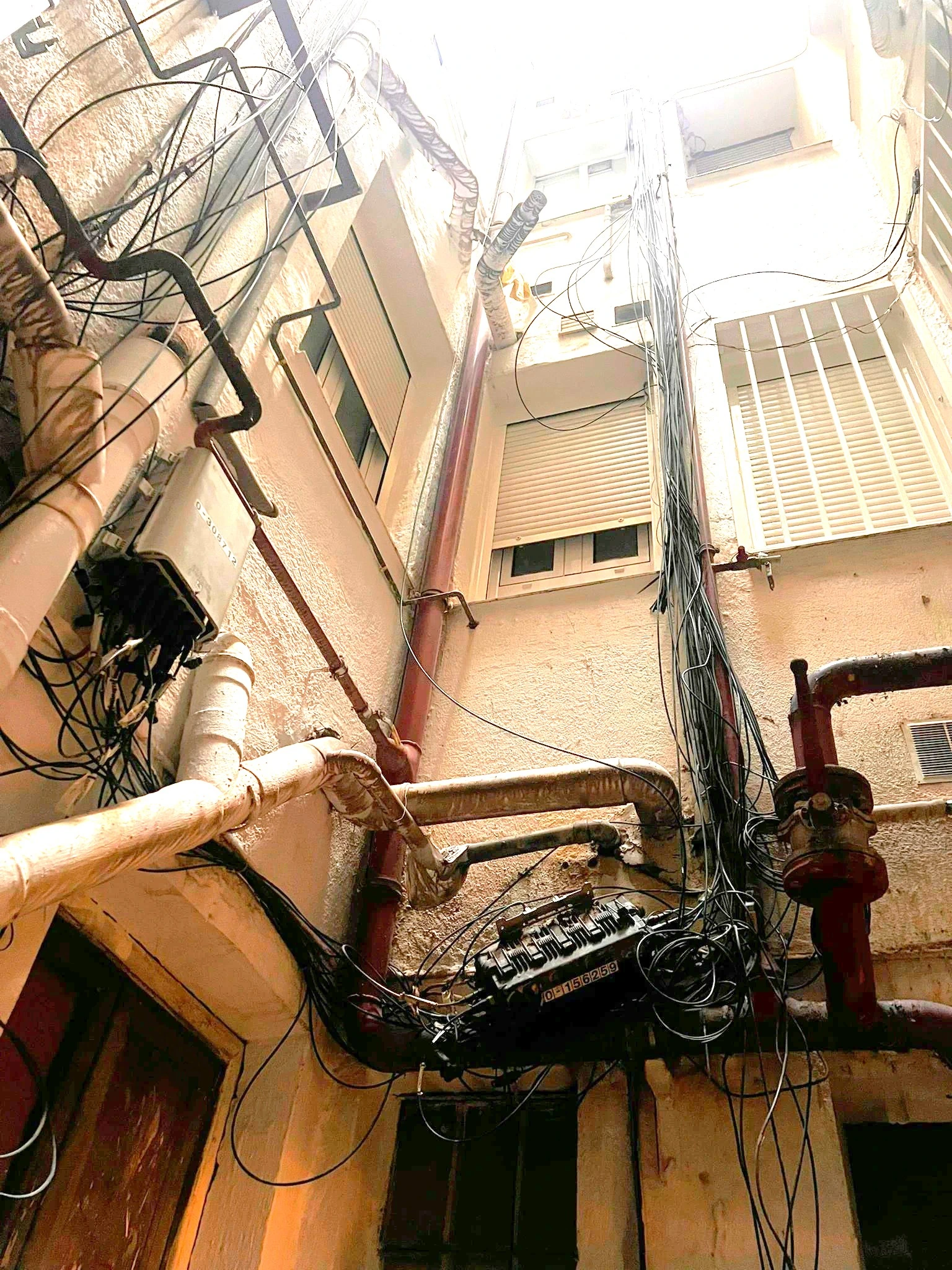 Antes: Acumulación de cables sueltos en patio interior