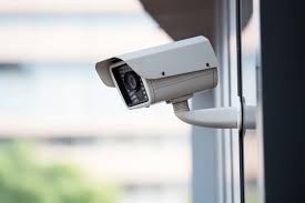 Cámara CCTV tipo bullet instalada en interior