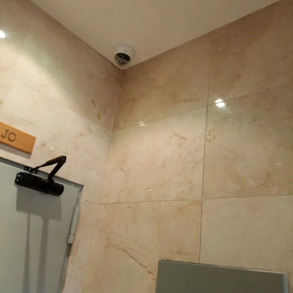 Cámara domo CCTV instalada en interior