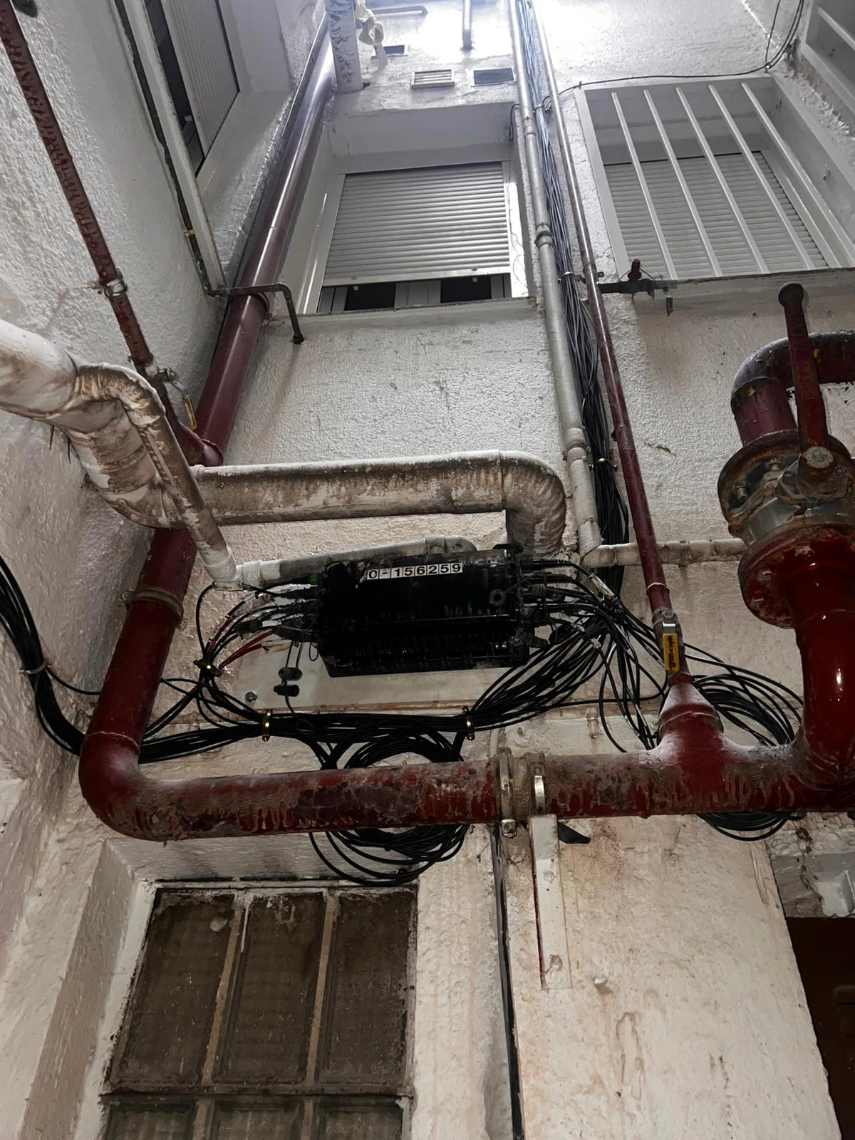 Después: Patio interior con cables organizados y fijados correctamente