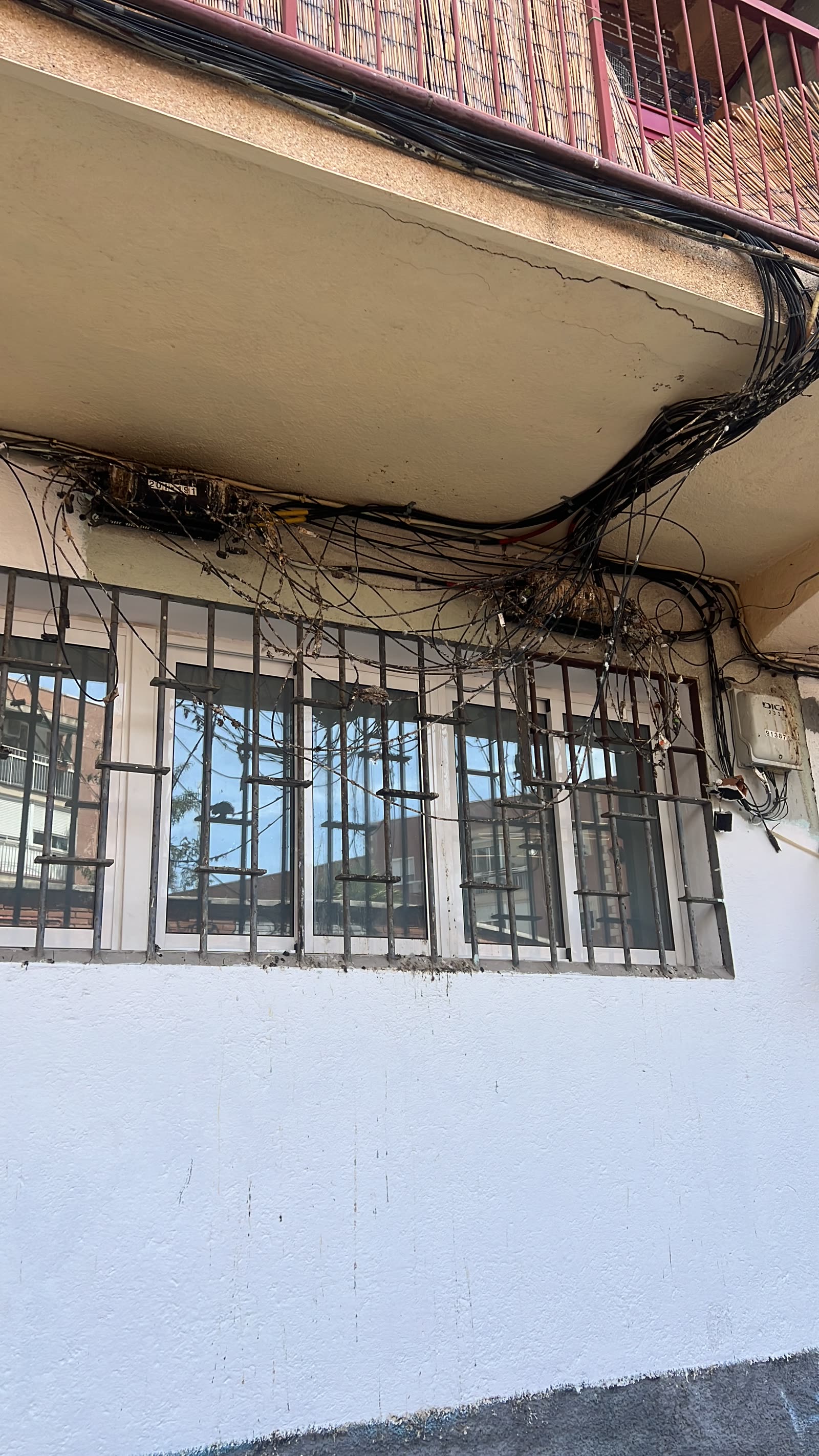 Antes: Cableado acumulado y desordenado en patio de fachada