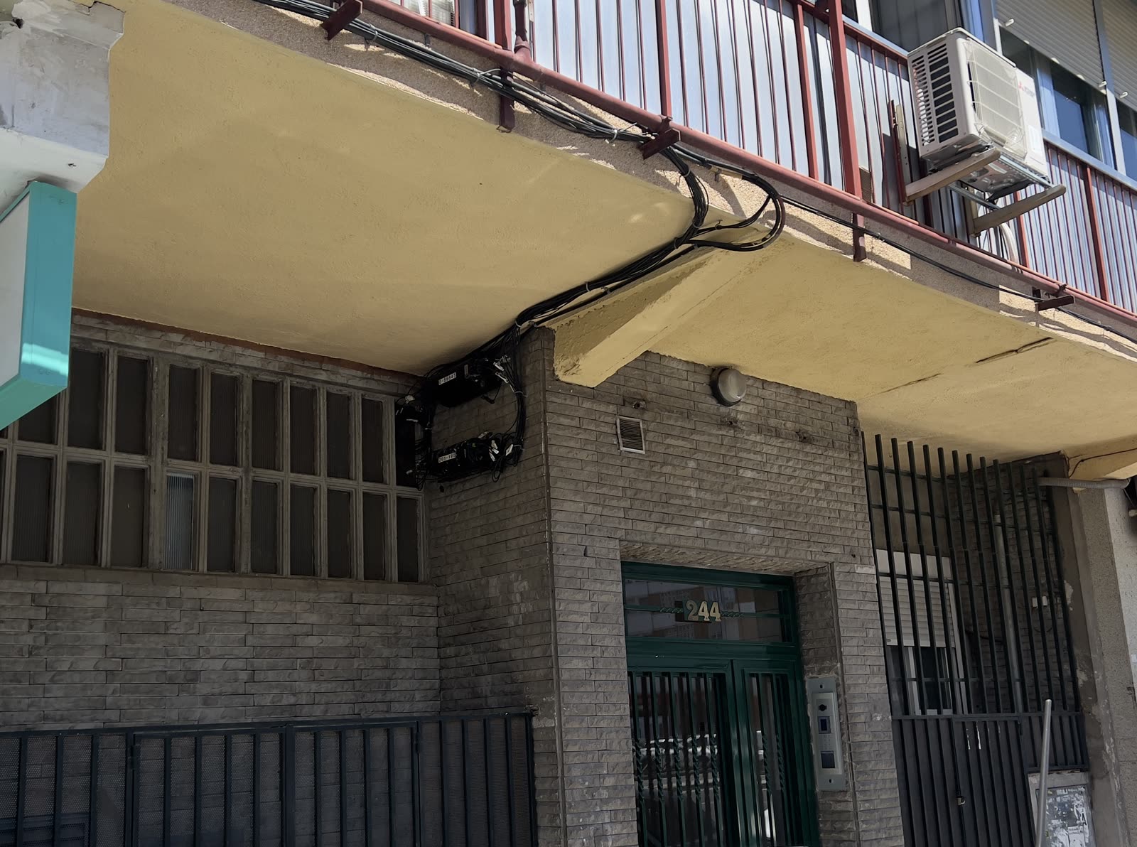Después: Fachada de acceso con cableado saneado